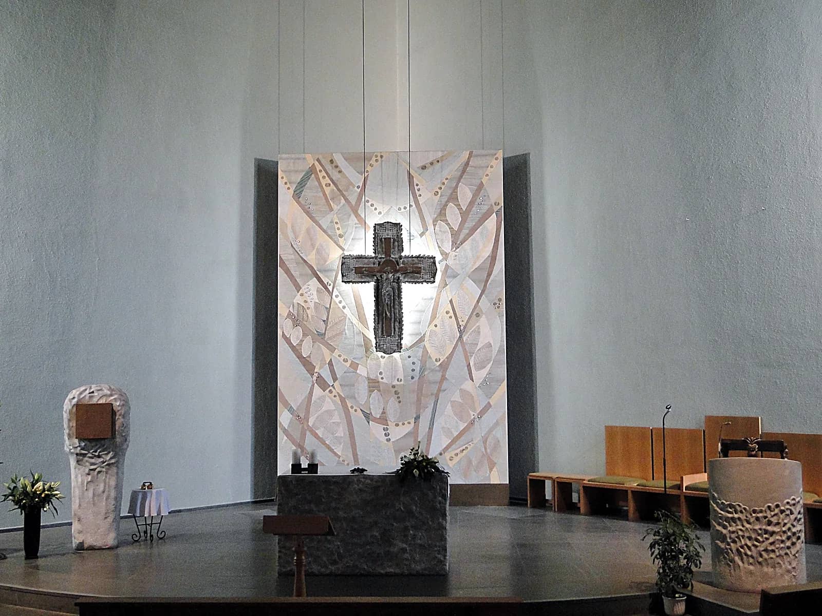 Altar de una iglesia preparado para la celebración de la Eucaristía
